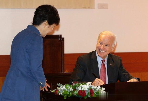 2013年，在拜副统领的办公室里，呈现出一个谦卑的女仆和一个对主人称职秘书的光辉