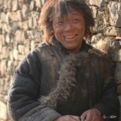 同样是扮演乞丐，黄渤破衣烂衫，周星驰用手抓饭，杨颖怎么回事？
hello，大家好