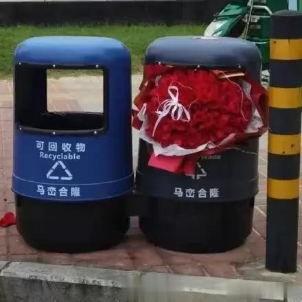 笑 死 我了[捂脸][捂脸]这篇《关于我在垃圾桶里捡花🌸故事》[憨笑][憨笑]