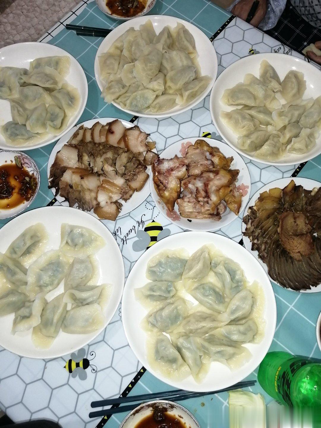 除夕饺子伊春年，疫去归来终团圆