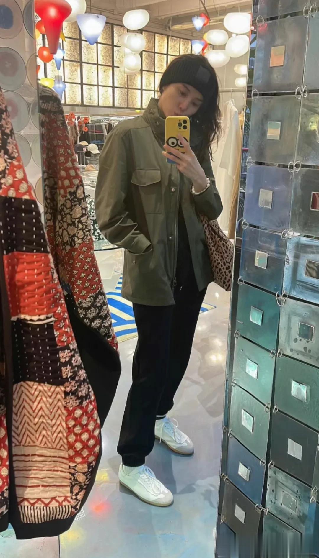 宋佳发文说离开米兰了，同时还分享了自己的最新的私服照，戴着宽边发带身穿浅绿色的皮