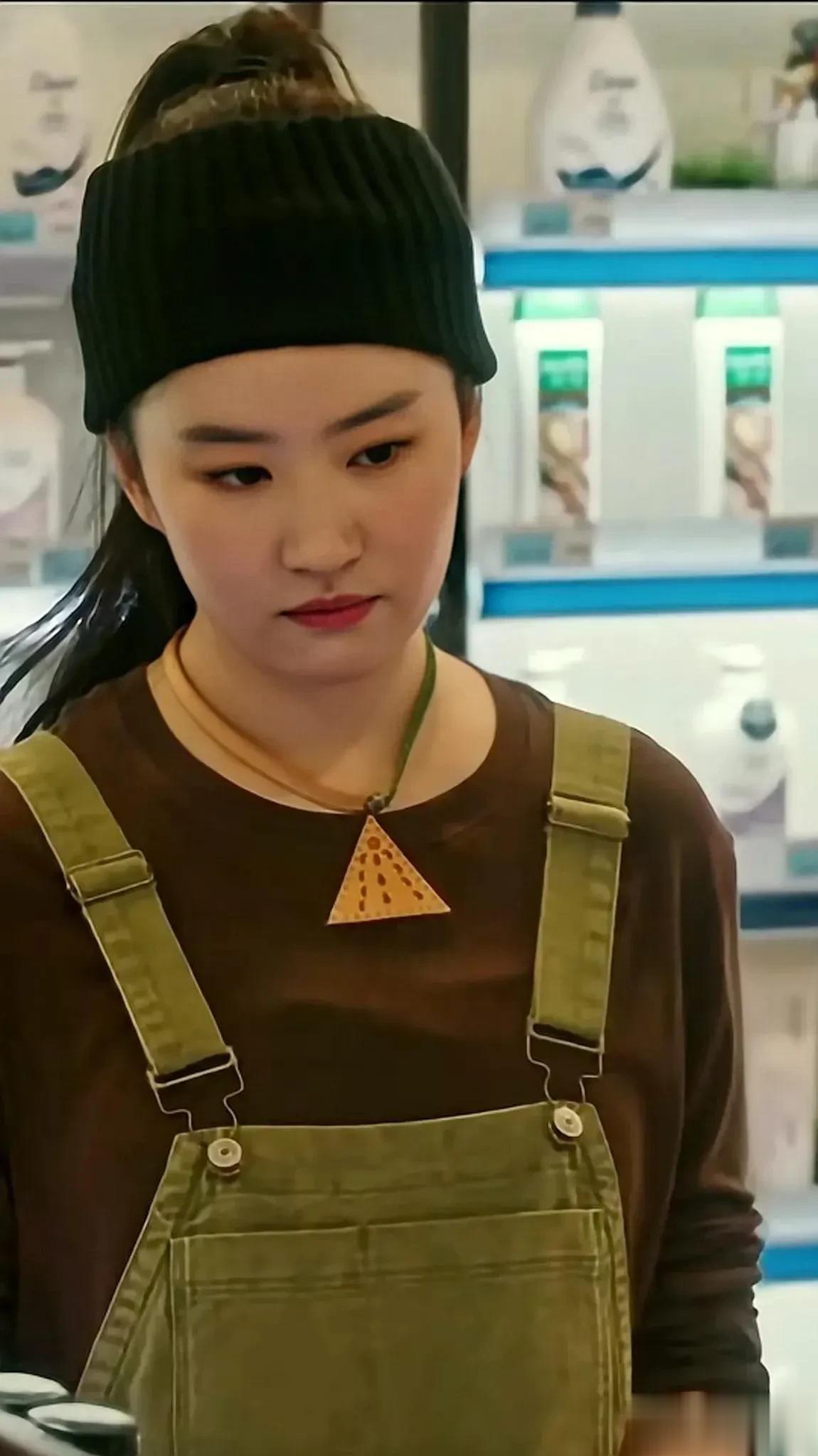 真不愧是神仙姐姐，刘亦菲真的好上镜，不但体态一绝，颜值更是一众女星中的天花板，虽