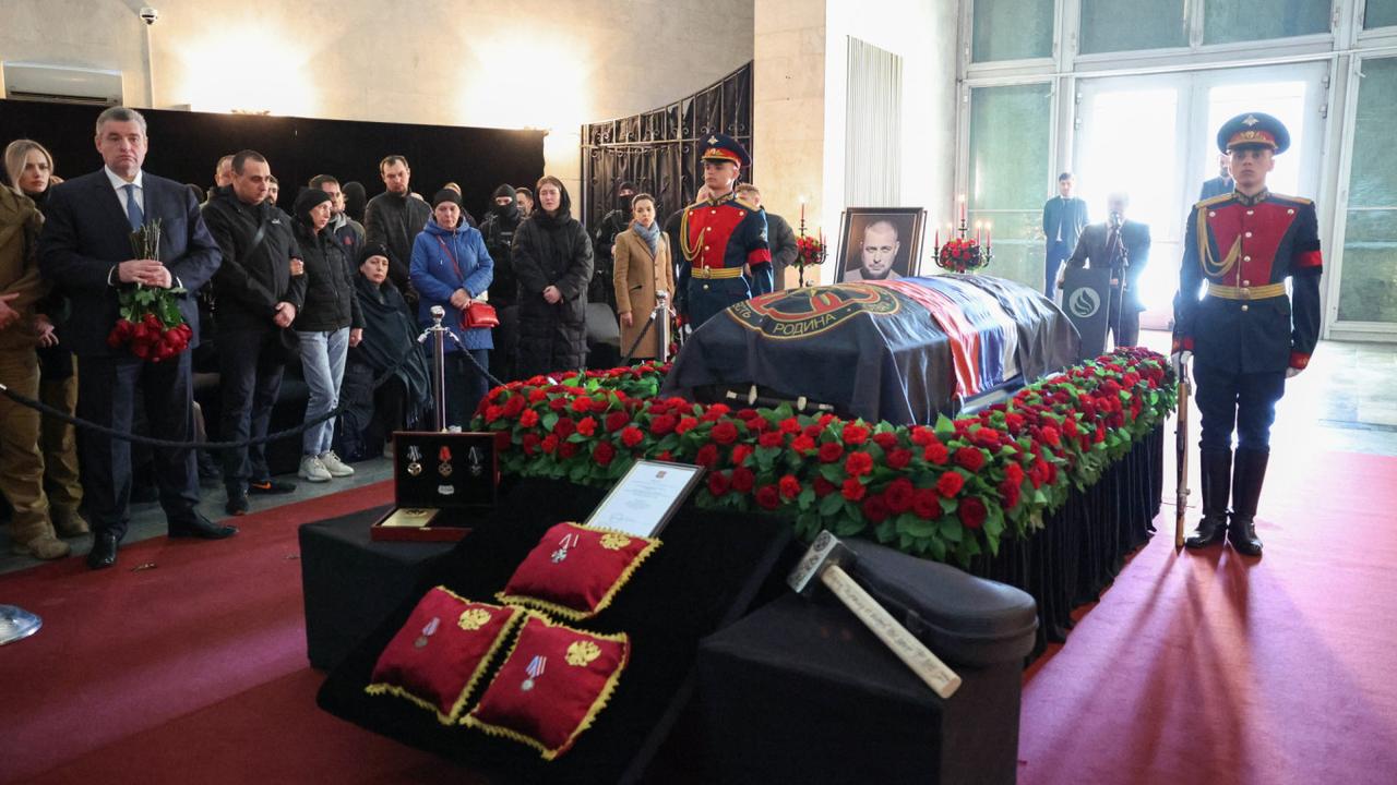 遇袭身亡的俄军事博主塔塔尔斯基的葬礼隆重举行！但普京没有出席。
包括瓦格纳集团创