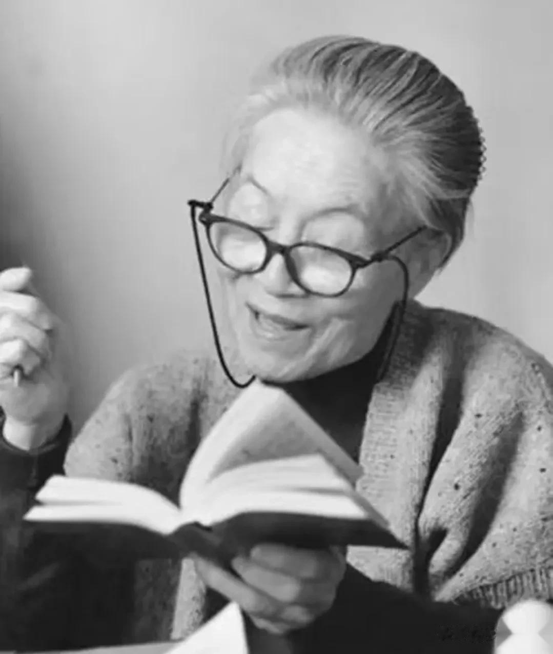 杨绛：与其说婚姻是无法逃脱的监狱，不如说是摆脱不了自己内心的囚笼。
      