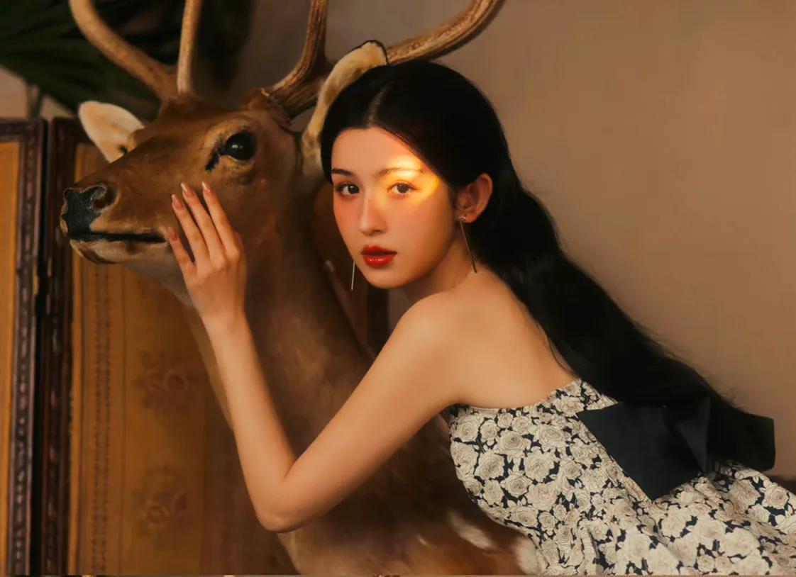 哈尼克孜

就像梦里的油画照进现实，
迎面而来地宛如朦胧岁月里的美人，
经过时光