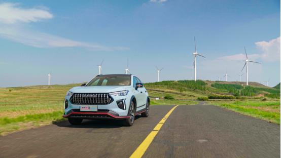 哈弗赤兔柠檬超级混动DHT整体风格偏向年轻化，在前包围、侧裙和后杠处均有红色的饰