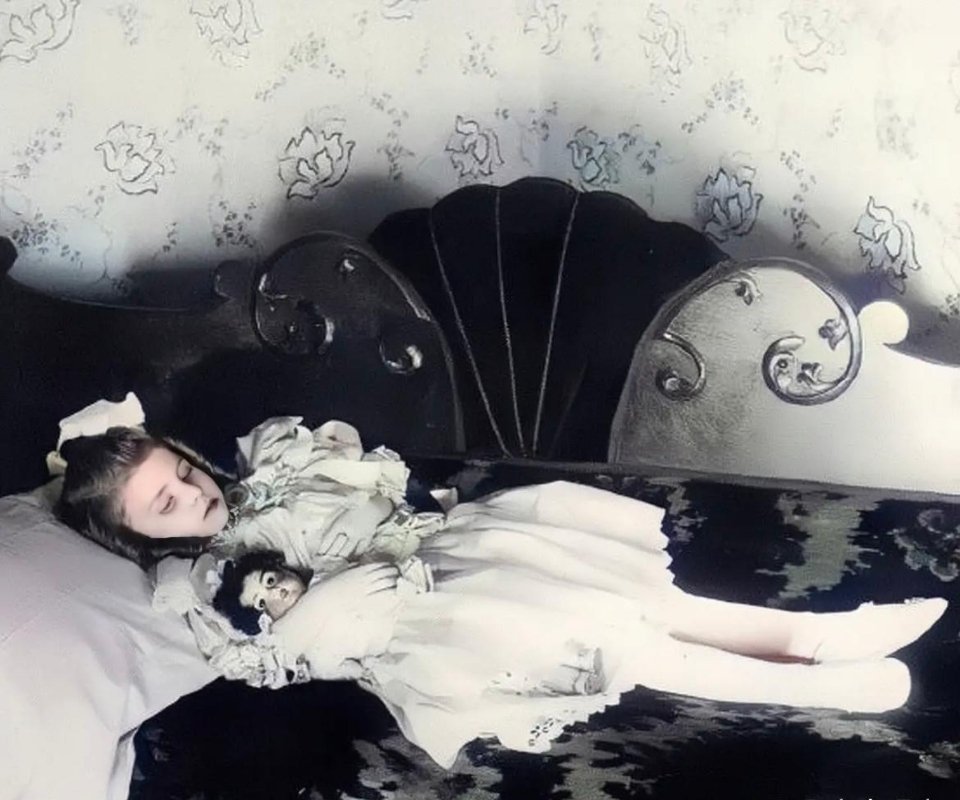 #历史那些事[超话]#1895年，一个打扮漂亮的小女孩静静地躺在床上。她最喜欢的