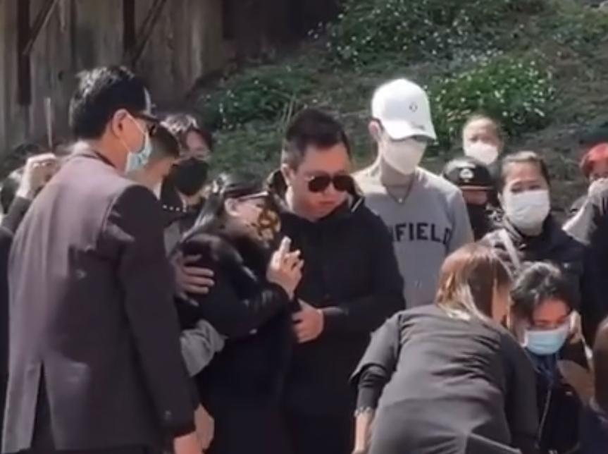 2月28日，蔡天凤的母亲在认领女儿遗体后禁不住哭倒，对着镜头直斥前女婿邝某狼心狗