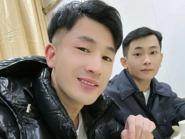 满腔热血为谁拼，只为我洋仙家军，网络一代传奇人物仙洋出来时间不长，当时出狱，在互