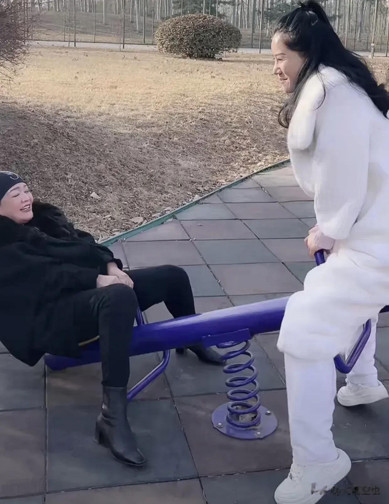 不得不说，张兰在营销方面真的很有一套，整天吃喝玩乐，玩着玩着就把钱赚了。

特别