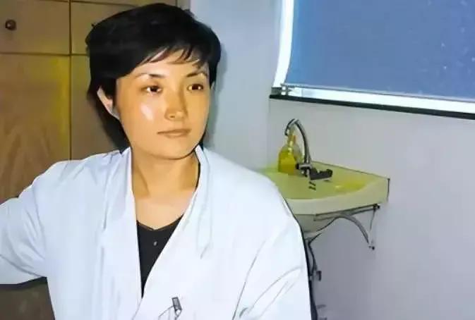 被双开的美女院长，包里常备避孕套，引诱男下属同她发生性关系。

这个美女叫王莹，