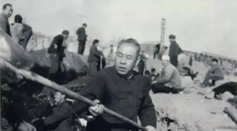 “你以为你是谁？凭什么管我？”西安市长张铁民为体验生活，跟老百姓一起挤公交，刚好