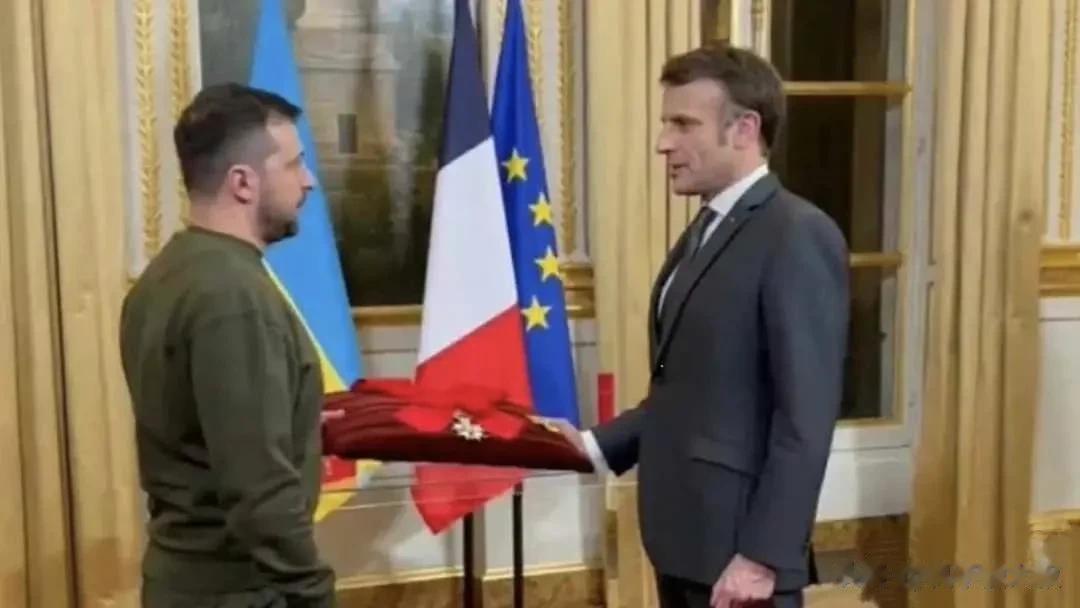 法国总统马克龙授予泽联斯基，法国最高荣誉-荣誉军团勋章。
2006年法国也授予了