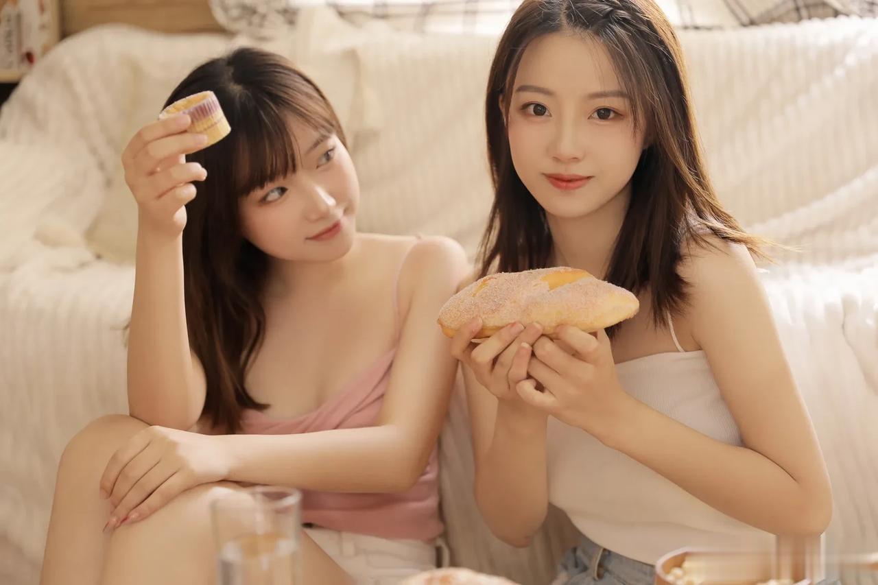 居家私房照一定要和小姐妹拍一组居家闺蜜写真呀！  