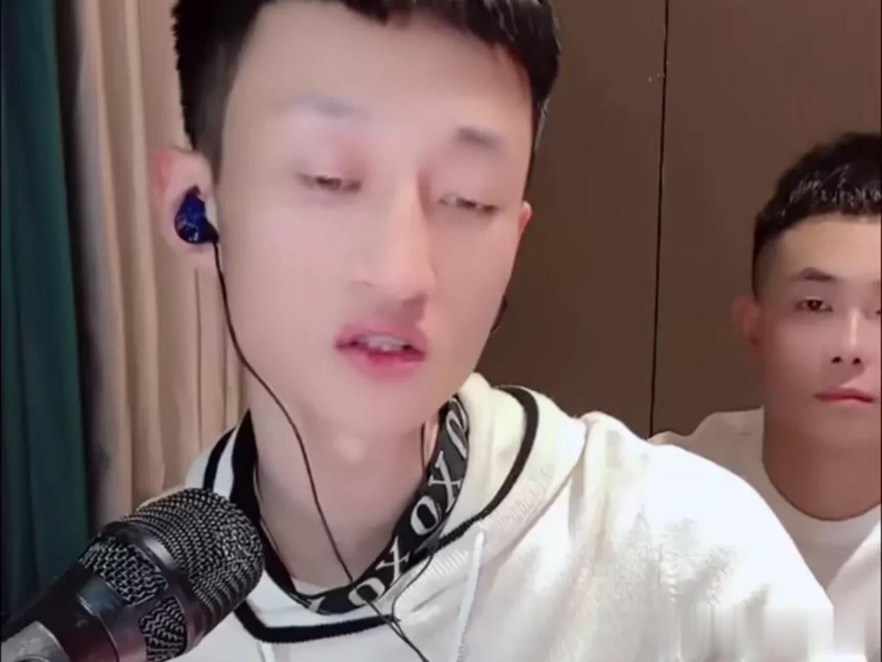 散打哥（前助理）砍刀与陈山连麦的时候给祁天道开专场，除了吐槽祁天道火了之后越来越