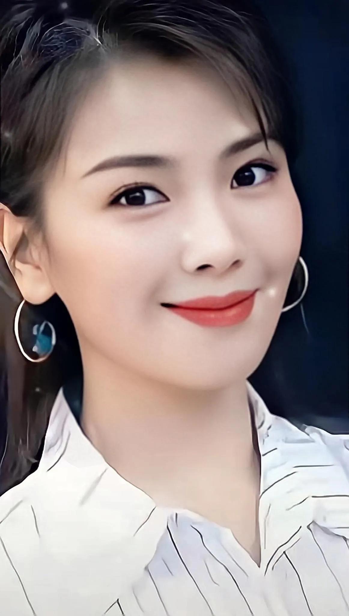  气质优雅大方，演技脱俗，不管在哪个年代，刘涛都是最有气质最漂亮的那个人，刘涛的