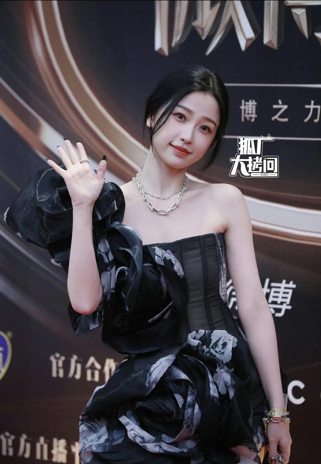 微博盛典红毯环节取消了，后面压轴的几位大明星肯定是看不到了，前面开场走红毯的明星