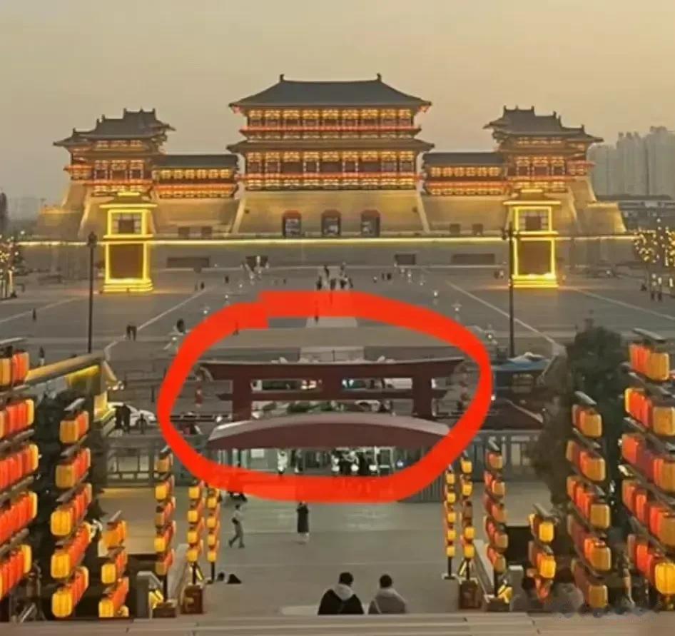 洛阳应天门广场上临建形似日式鸟