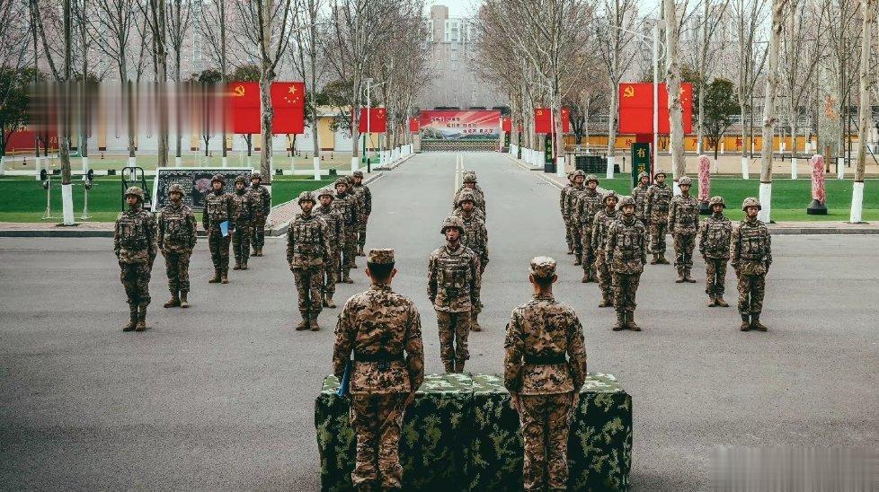 【新兵，授枪！】近日，武警聊城支队举行新兵授枪仪式，全体新兵精神抖擞，整齐列队，
