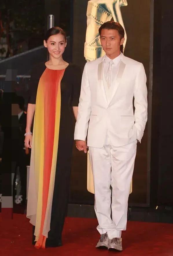 谢霆锋和众女星的同框照:
还是觉得跟菲姐在一起
放的开、最自在……