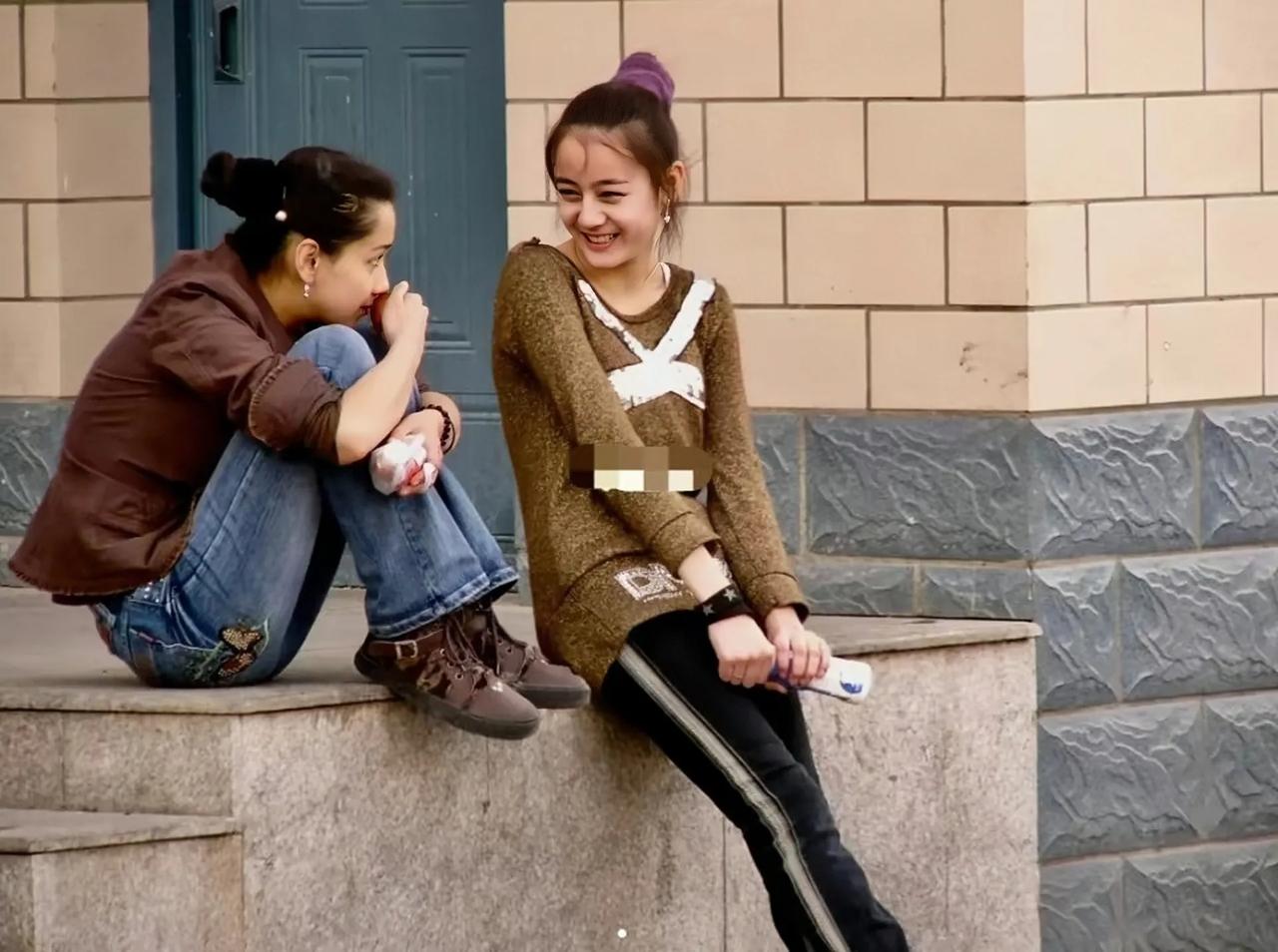 15岁的迪丽热巴被网友偶然拍到，从小就是美人胚子。
2007年的北疆布尔津车站，