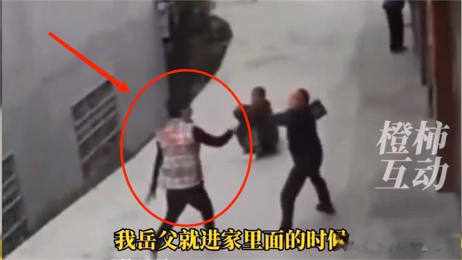 嫌疑人上街砍人抓了个空，回家抽3根烟后，砍死邻居家2岁半的小孩和老太太。
四川省