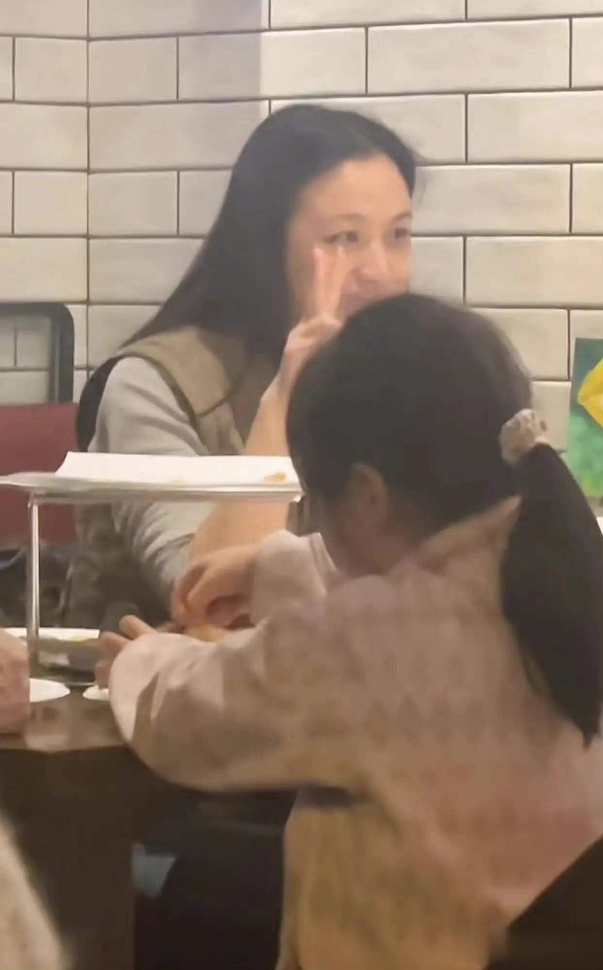 汤唯线下吃披萨翻车！生图曝光43岁真实颜值，肤色暗沉黑眼圈重！
 
汤唯线下吃披