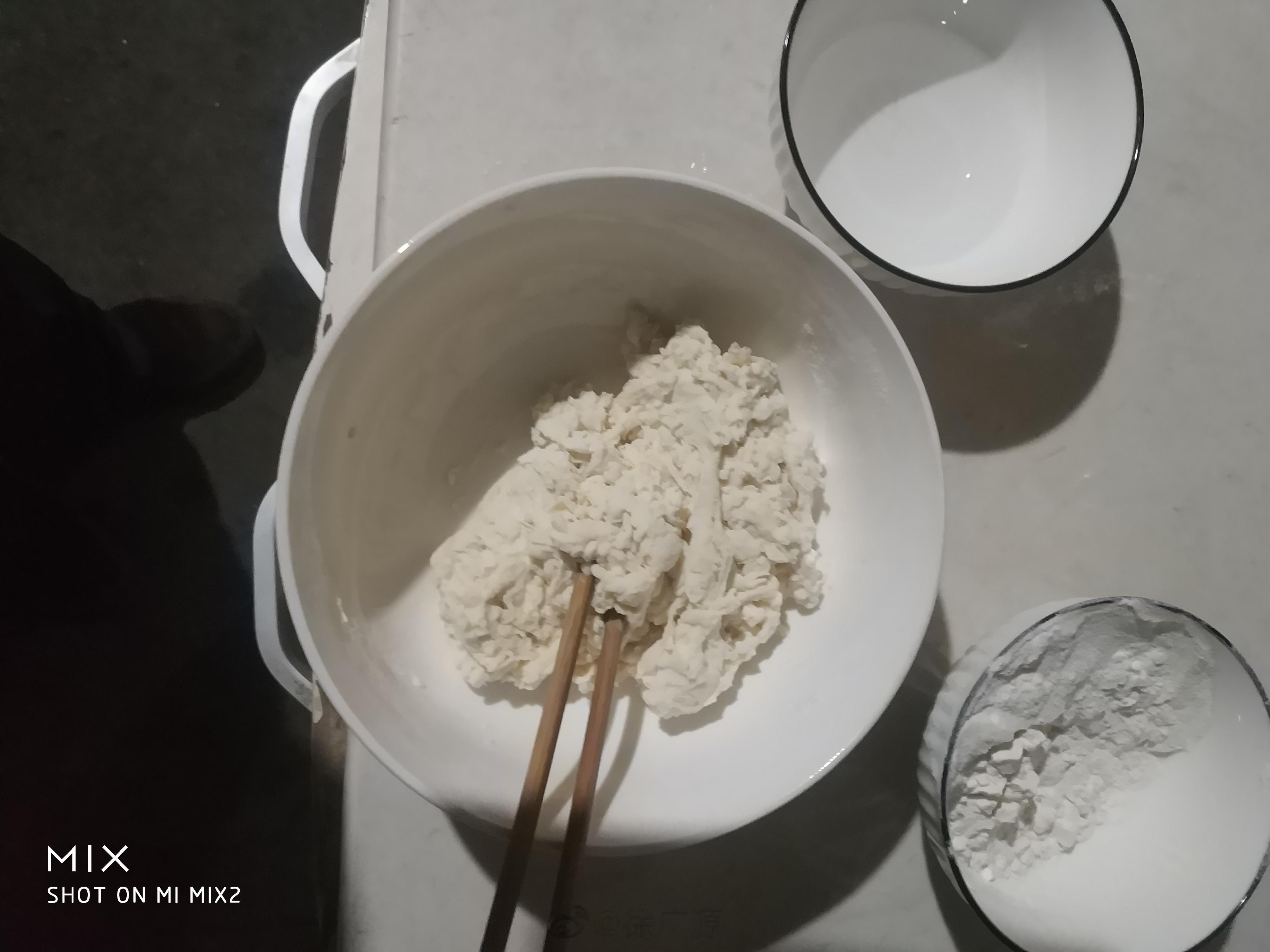 今天晚上，我亲自动手，擀了面条，面片，做了面条片汤。这时邻居又送来了烀白薯，还热