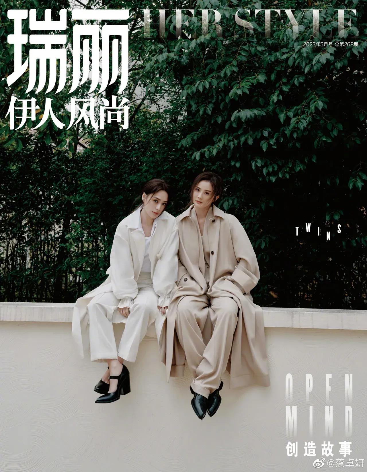 蔡卓妍和钟欣潼合体拍时尚大片，照片中的二人还换了三套衣服，第一套风衣造型搭配阔腿