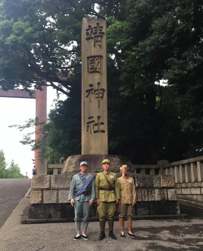 近日，三名中国留学生在日本“靖国神社”留下的一张照片引起了热议。镜头中的三人穿着