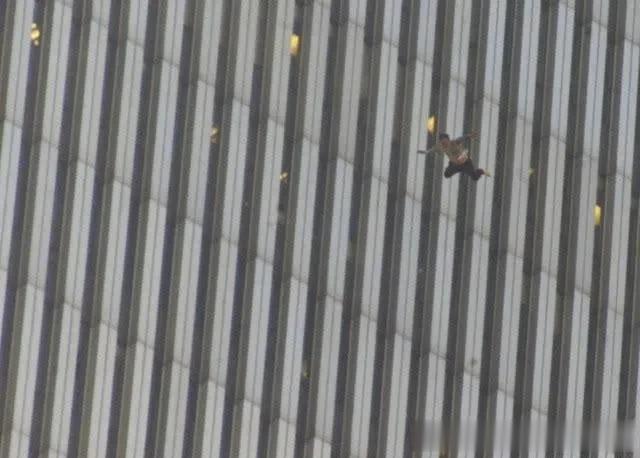不得已的选择
--几张911事件解禁照片

2006年4月27日世贸大厦开始重建