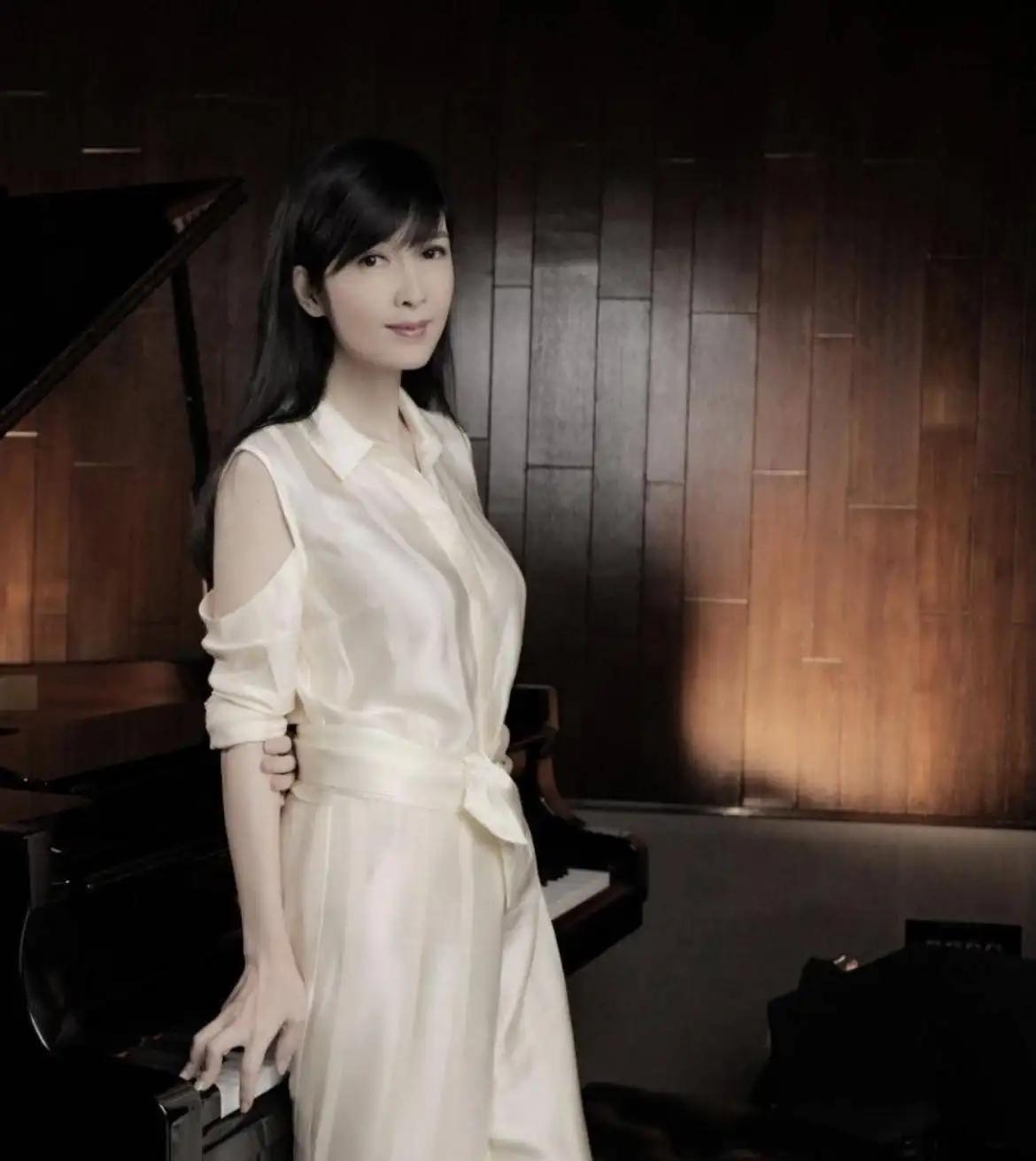 偶尔看到一张女星近照，感觉还是把一代代女神都熬老了[捂脸][捂脸][捂脸]。不是