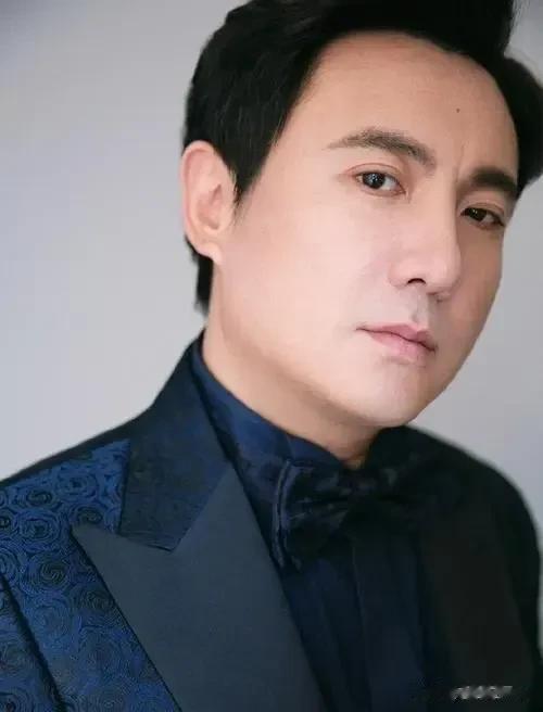 近日，沈腾社交平台被暂停使用两个月，引发网友热议和猜测。近日，沈腾姐姐在社交平台