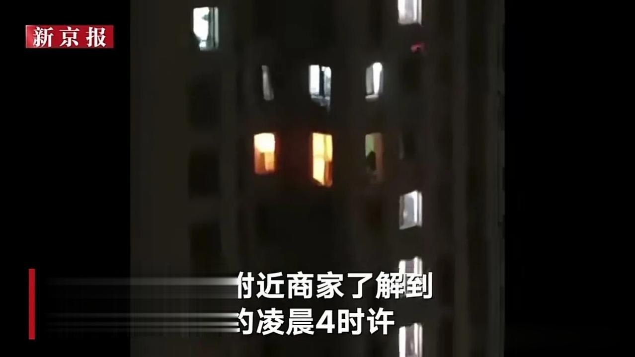 高层燃气爆炸，一人22楼炸出窗外当场死亡，一人送往急救。
浙江杭州，今日凌晨发生