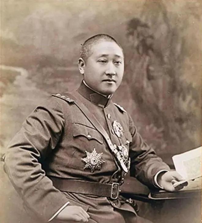 1920年，皖系兵败，徐树铮身穿白色长衫，乘敞篷汽车，到殖边银行提了一批现大洋，