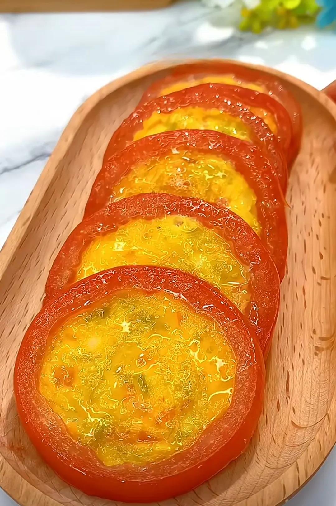 分享《西红柿鸡蛋饼》的做法，材料及步骤
西红柿鸡蛋饼是一道简单易做且美味健康的家