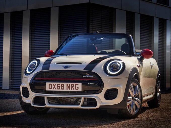 据悉，中期改款的MINI John Cooper Works将推出三门版和敞篷版