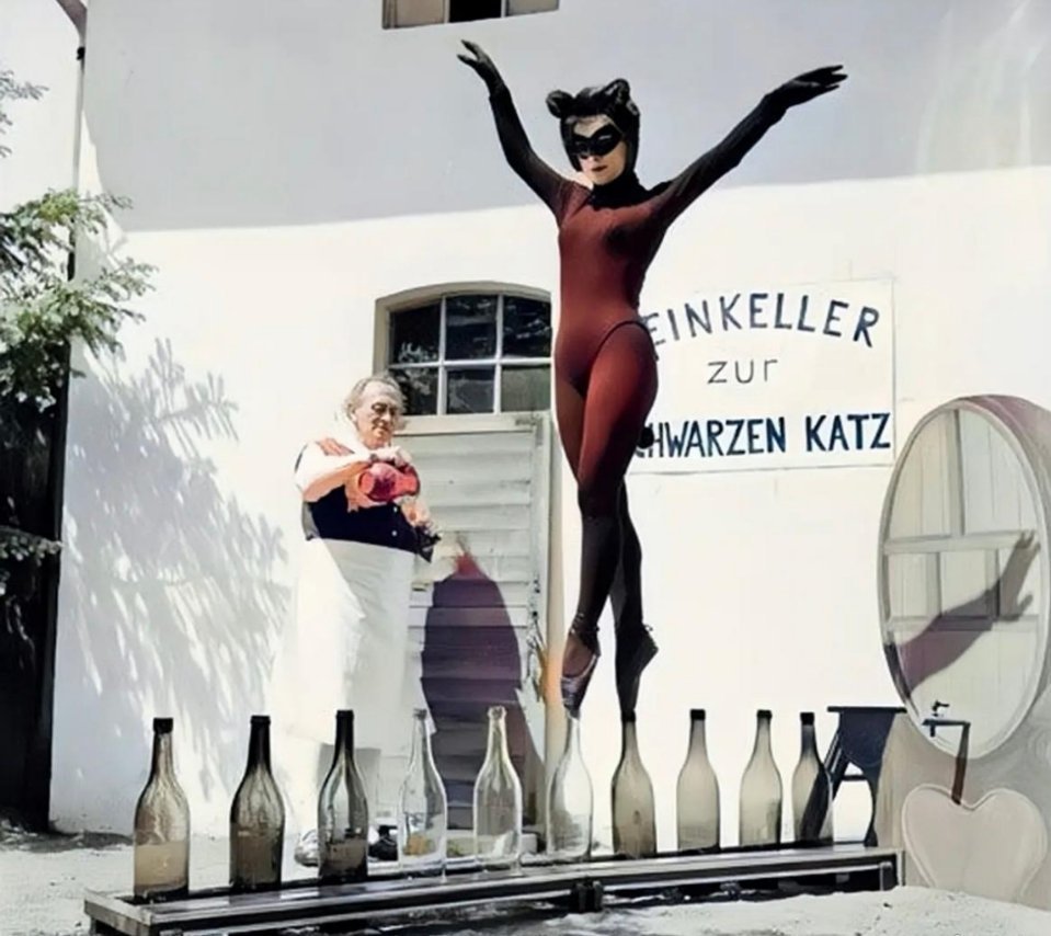 #历史那些事[超话]#1958年，在汉堡，17岁的比安卡把自己打扮成一个活泼的猫