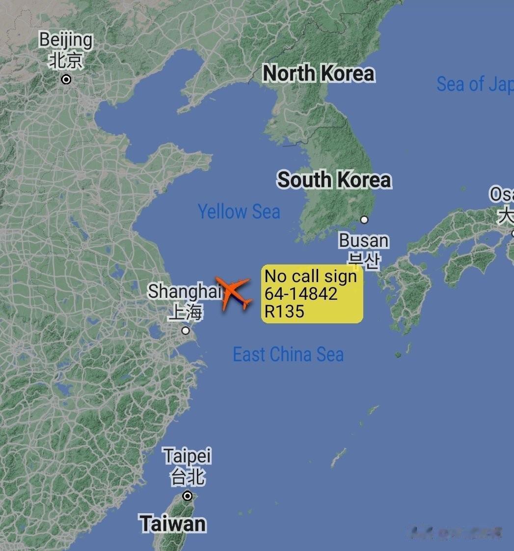 今天早晨，美国空军1架编号为64-14842的RC-135V侦察机和1架编号为6