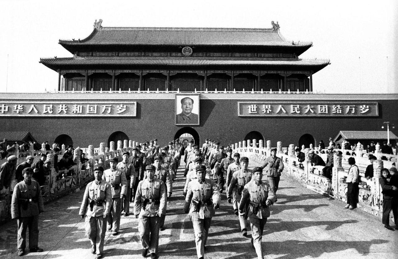 大家都知道，天安门城楼上悬挂毛