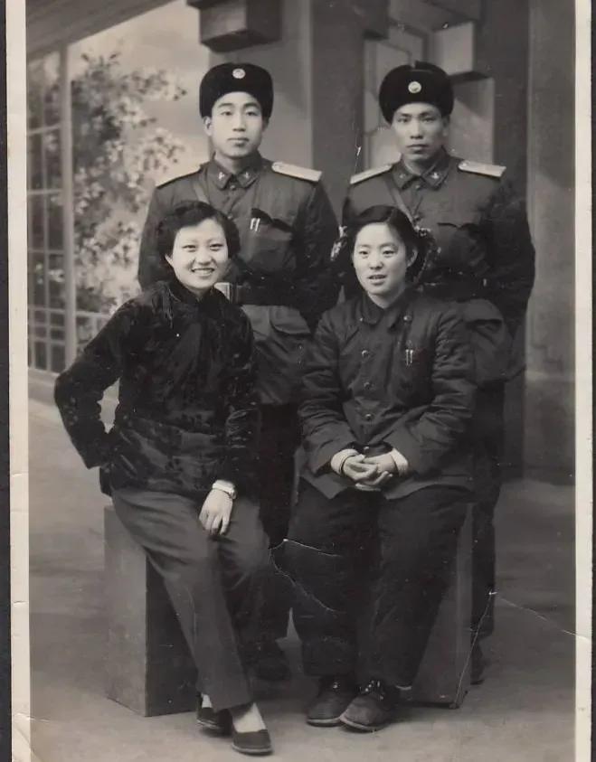这张珍贵的合影，记录了一个特殊的时代和特殊的人们。50年代是中国历史上具有文化、