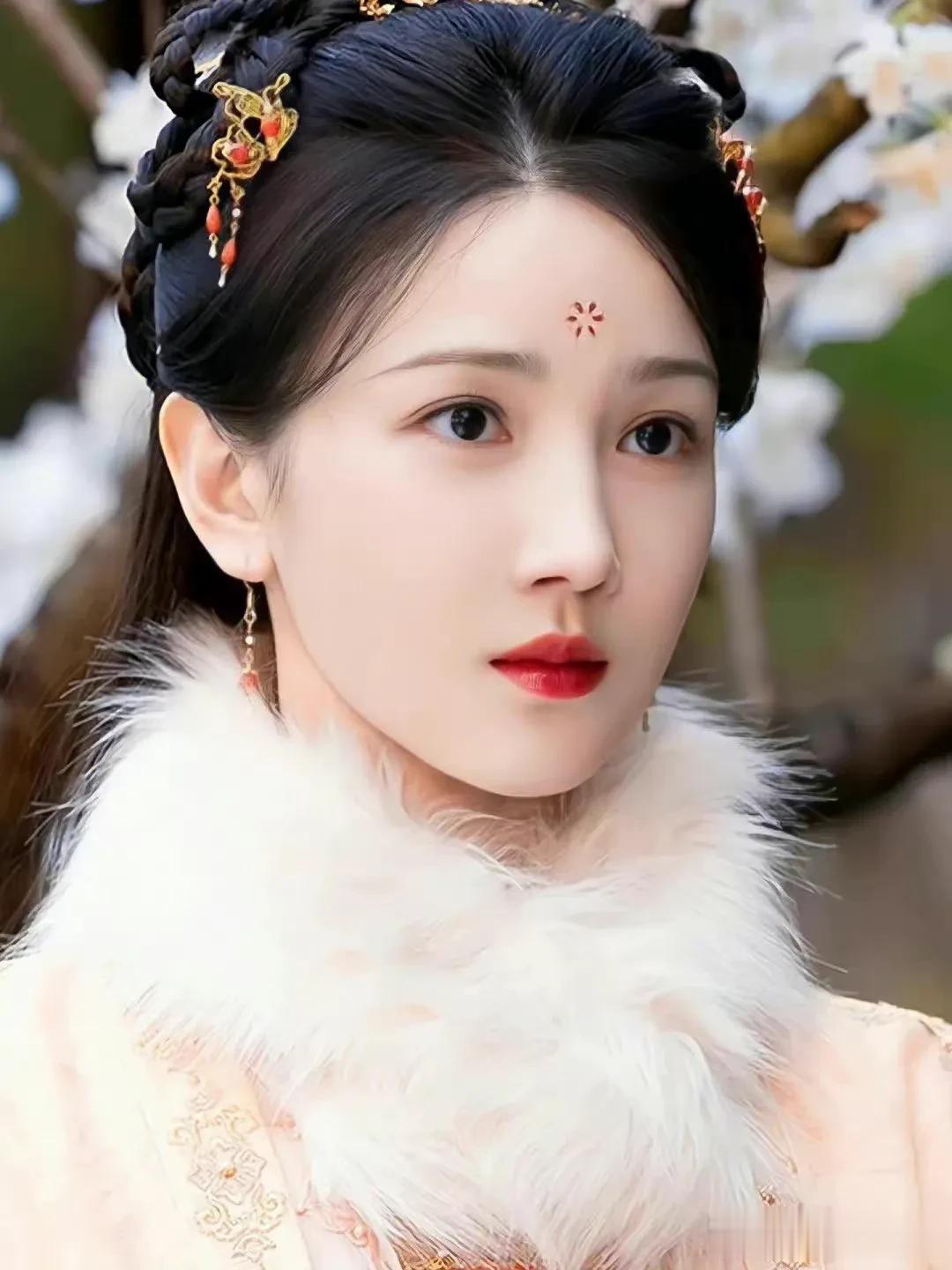 《卿卿日常》的妆造堪称近期古装剧的审美天花板了，每个人都有自己的特色