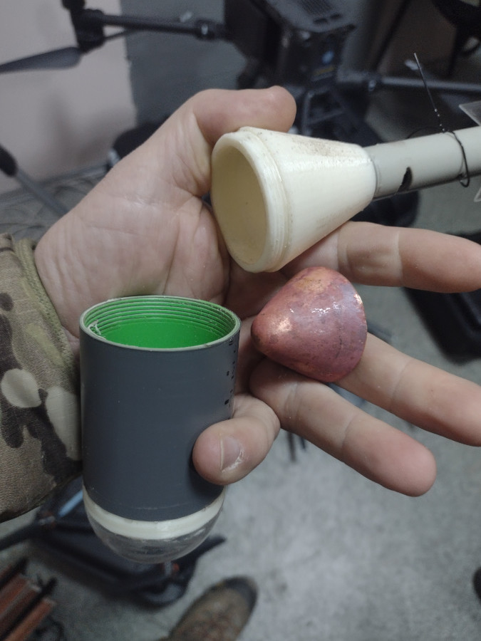 乌克兰人手工锻造穿甲弹头！一款迷你穿甲航弹，据称可以贯穿8厘米厚钢制装甲！ ​​