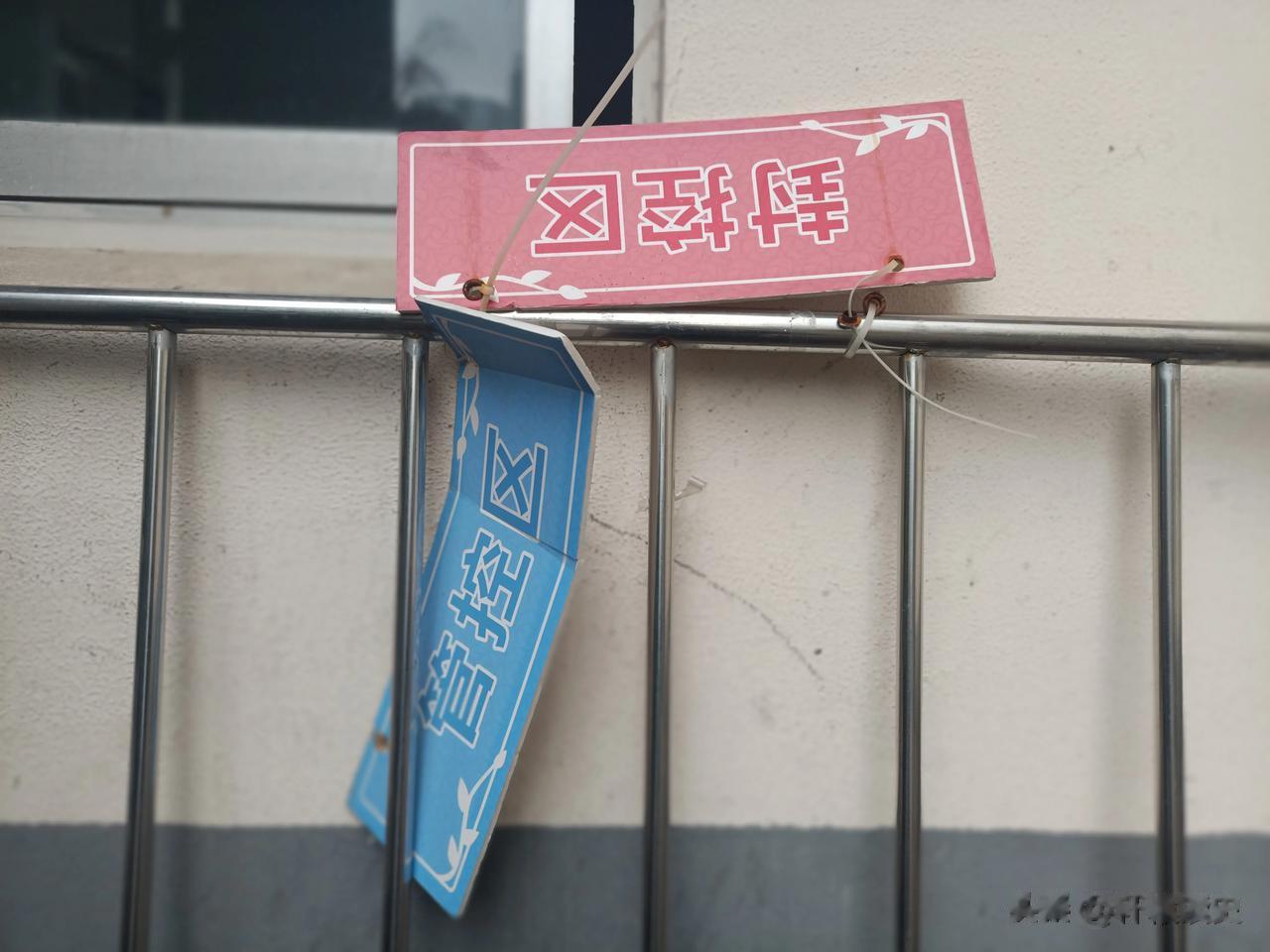 “文物”的两大基本特征：

第一，由人类创造或与人类活动有关的；

第二，已成为