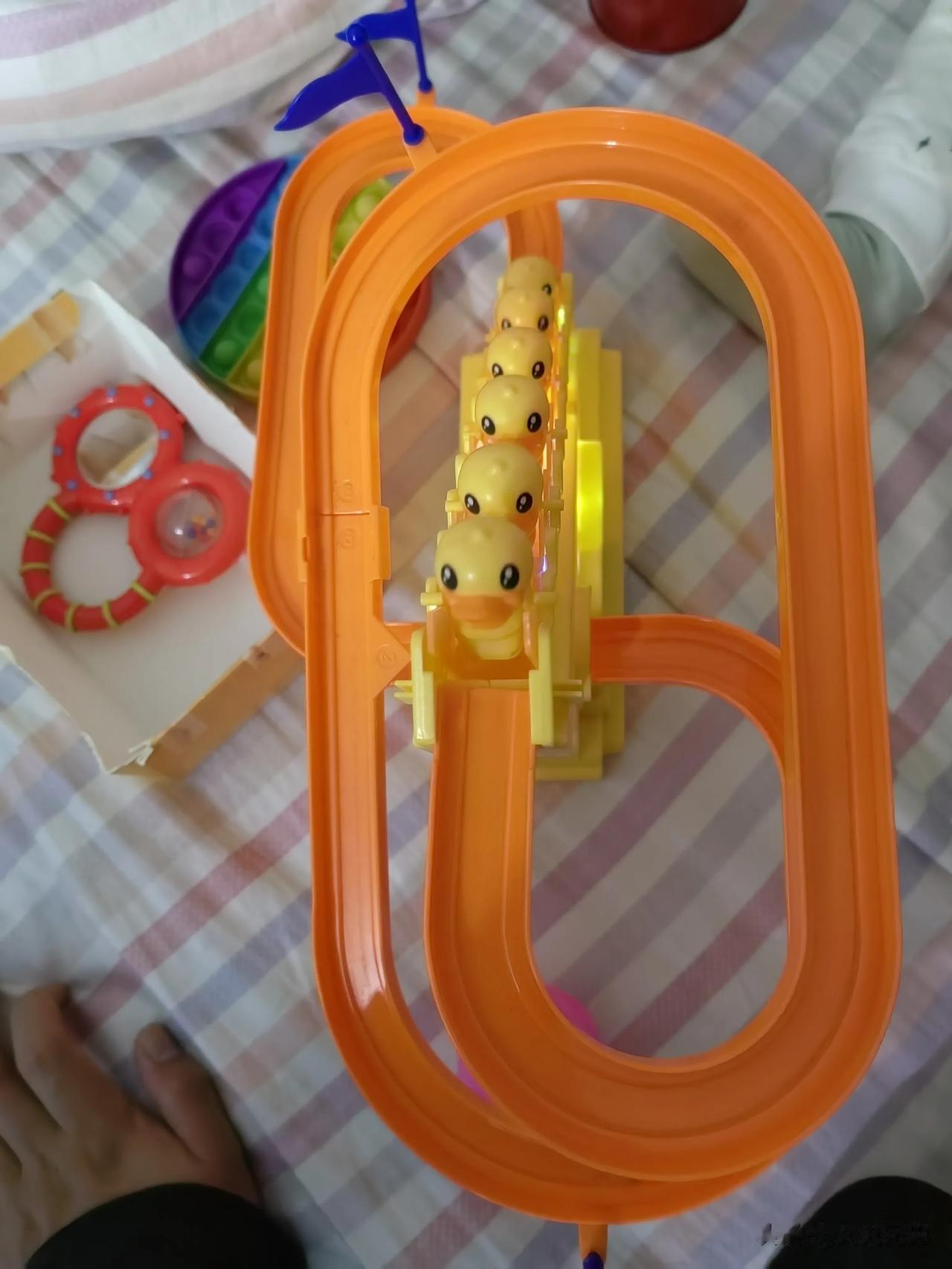  
这个鸭鸭上楼梯的游戏，宝宝已经玩了一上午了。到现在都没有要撒手的意思。
当初