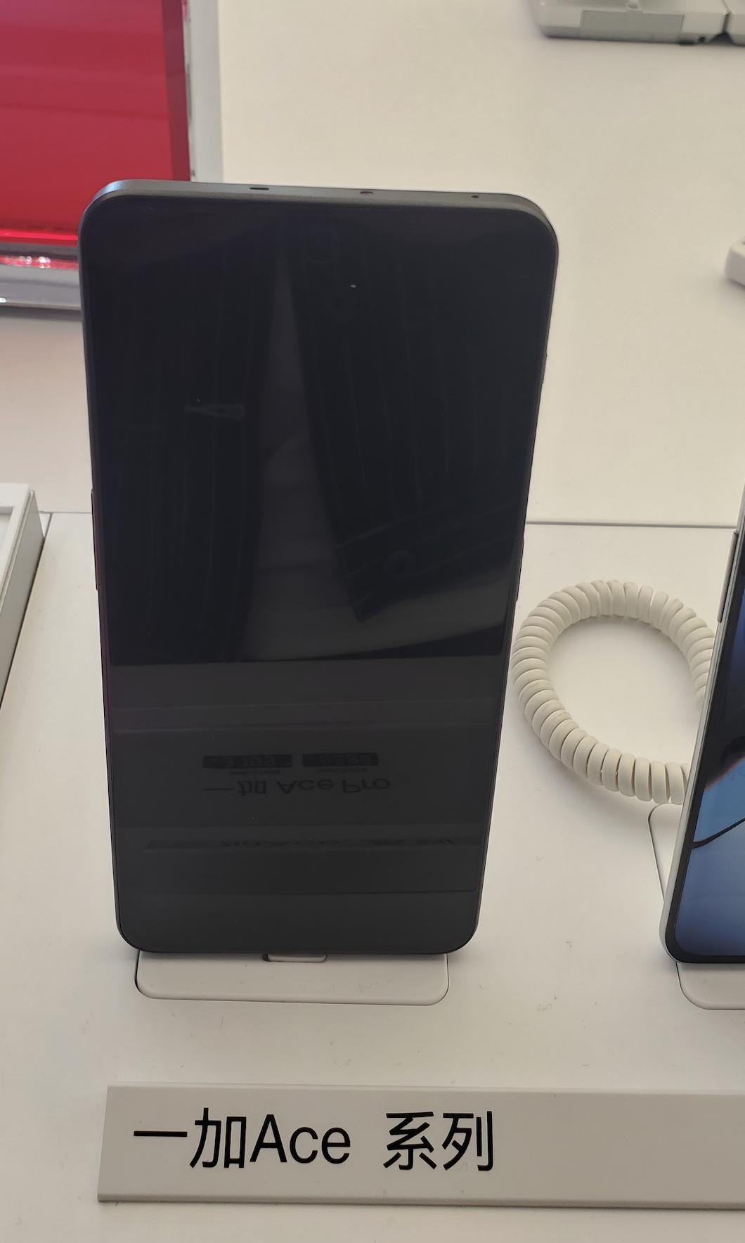 建议友商来学习一下，性价比手机应该怎么做[吃瓜群众]去线下店里体验了红米K60E