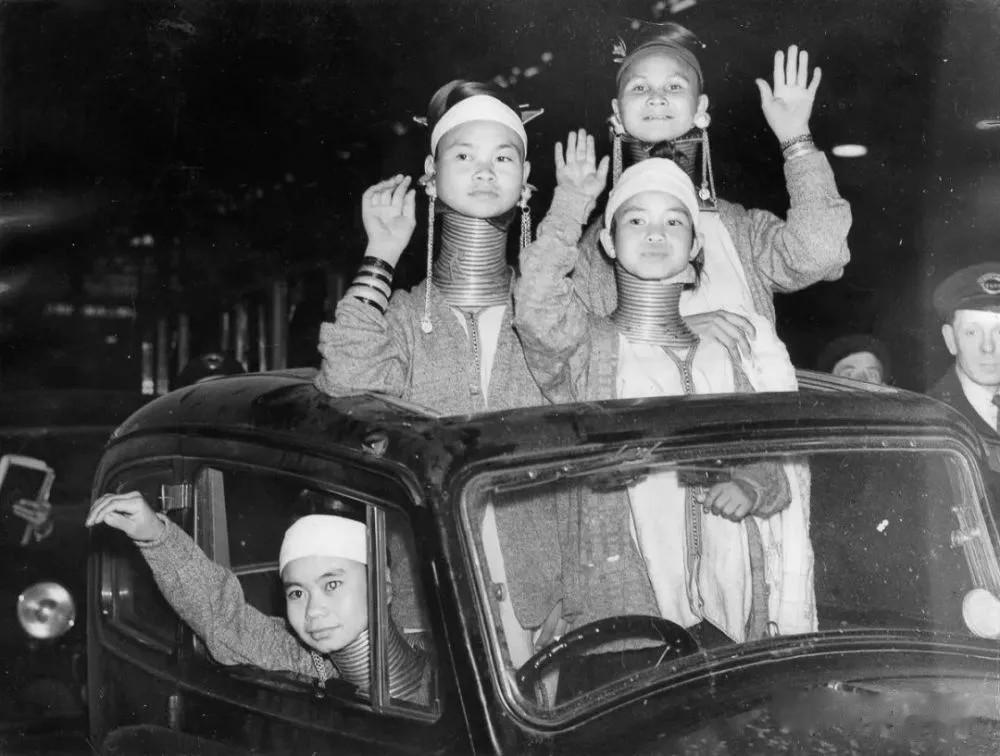1935年，在英国大街上，一辆黑色汽车突然在停在一家剧院门前。车门打开，走下来几