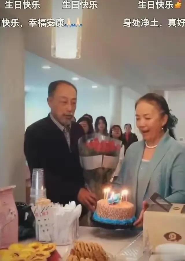 4月10日，吕丽萍发出与孙海英以及亲朋好友在美国庆生的视频。

视频中的她，吹蜡