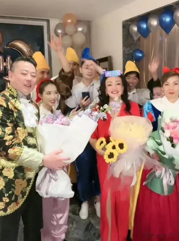 张兰生日会线上线下收礼收不停，快7点时，儿子汪小菲上线刷大礼物，张兰激动的说：儿