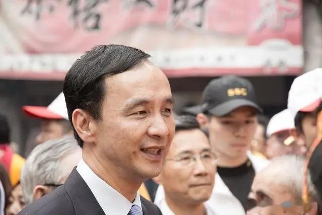 根据最新台湾地区民调，由盖洛普和赵少康所属的媒体进行的联合调查显示，侯友宜与柯文